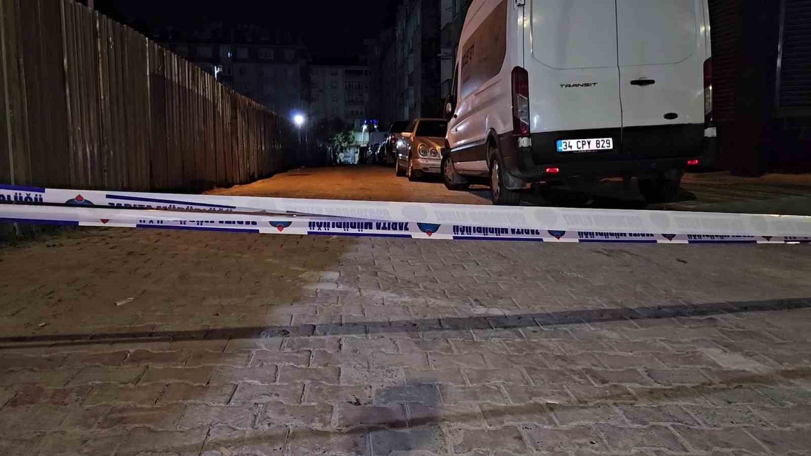 sultangazi-de-insaat-sahasinda-toprak-kayinca-yolda-catlama-meydana-geldi