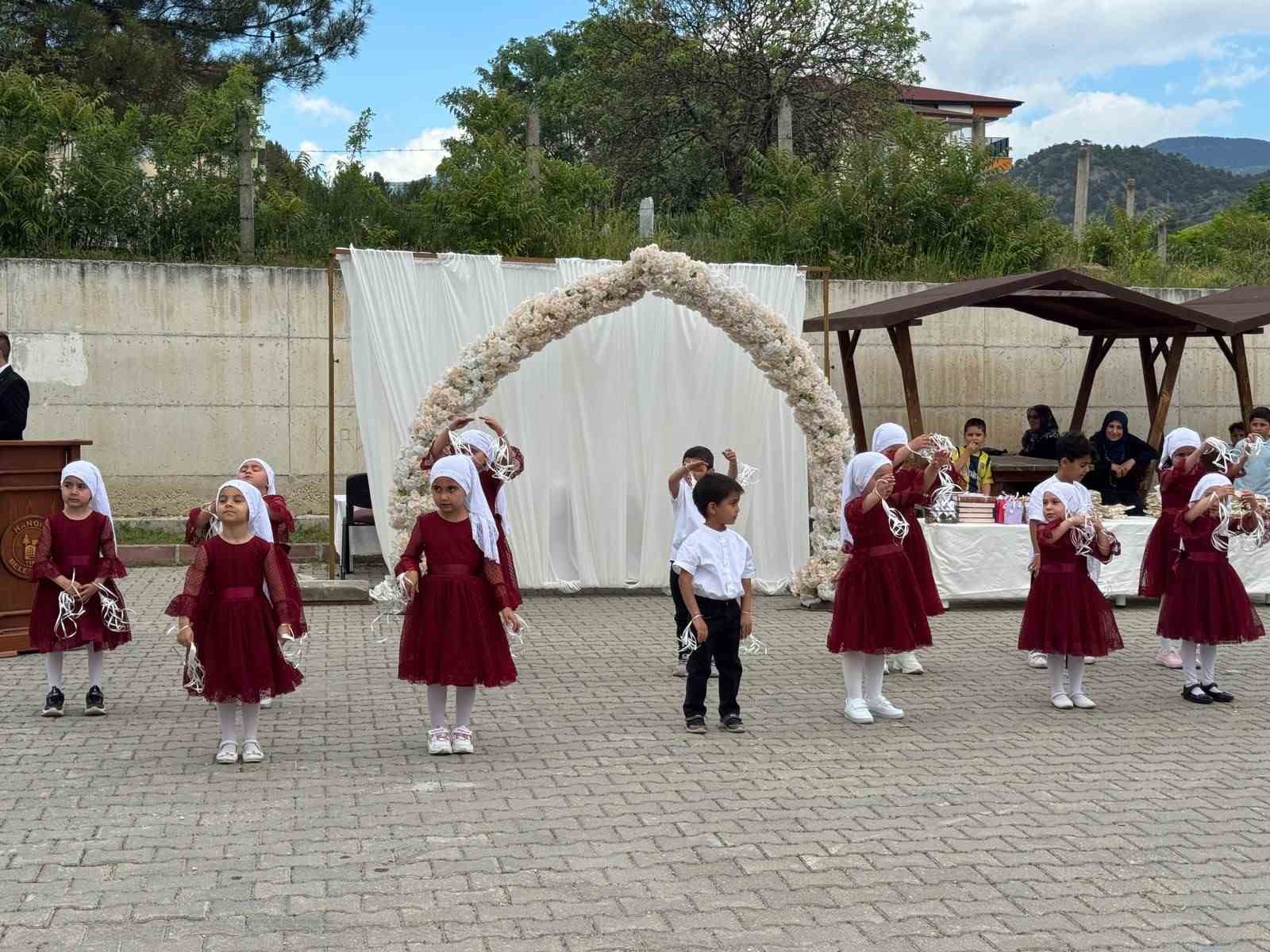 kur-an-kursu-ogrencilerinin-hazirladigi-programa-yogun-ilgi