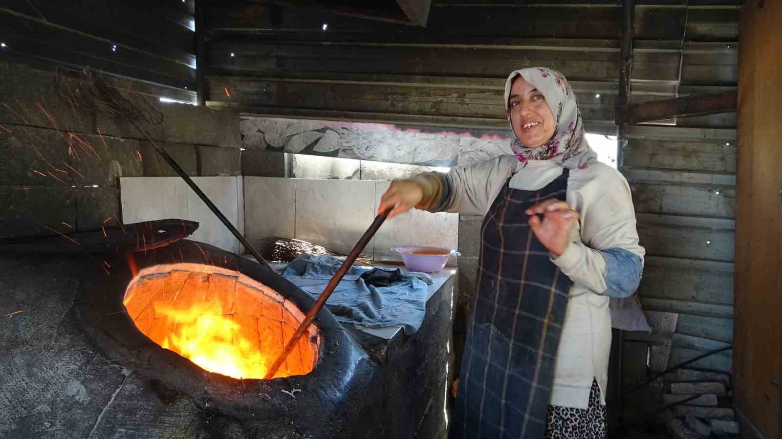 ekmek-parasini-kavurucu-sicakta-tandir-atesinin-icinden-cikaran-kadinlar-sicaga-dayanabilmek-icin-litrelerce-su-tuketiyorlar
