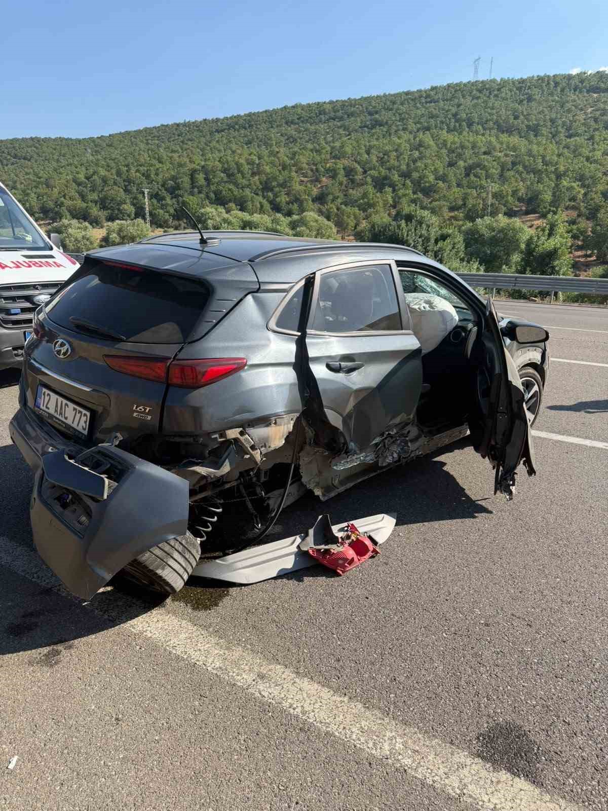 bingol-de-otomobil-bariyerlere-carpti-2-yarali