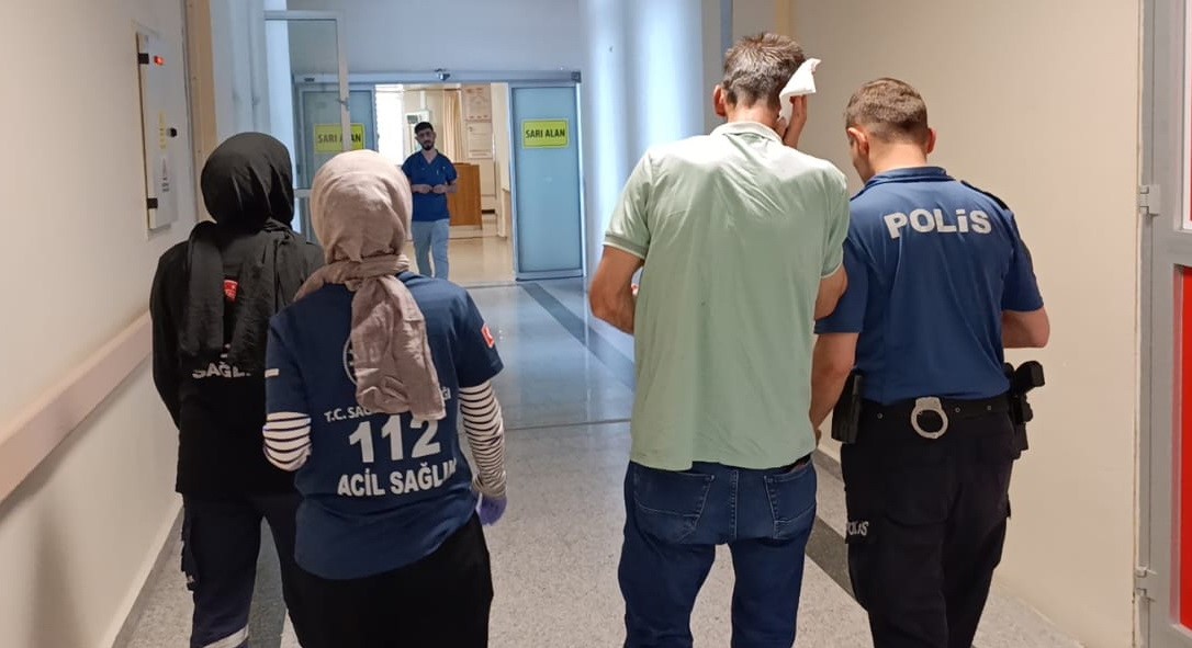 insaattan-dusen-malzeme-yayaya-isabet-etti-1-yarali