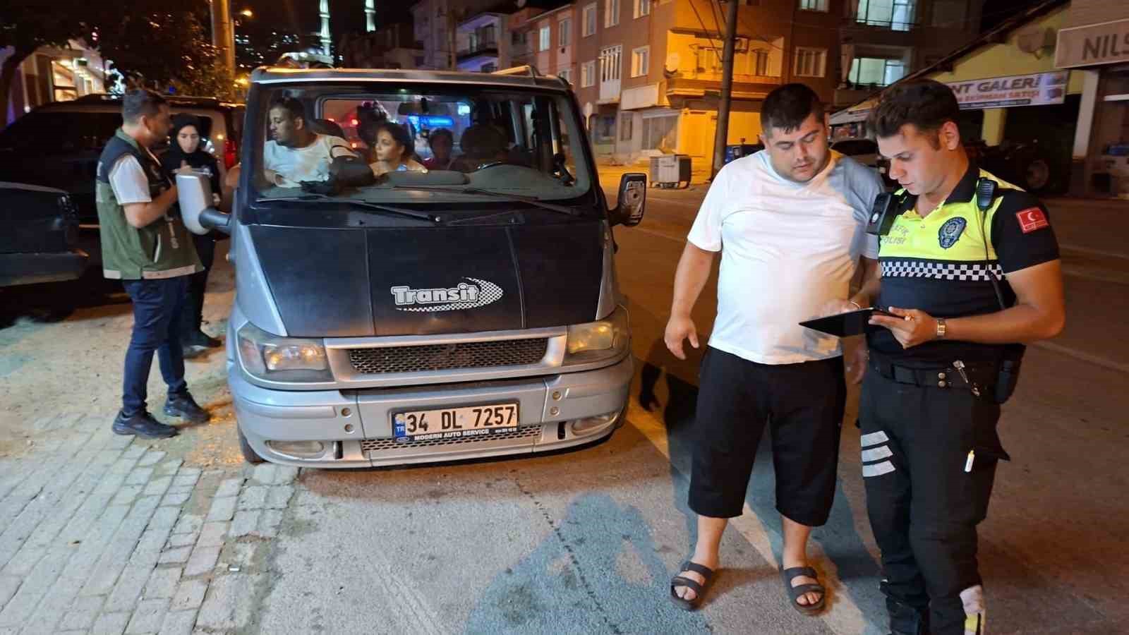 bursa-polisinden-huzur-uygulamasi-1-kisi-yakalandi-24-surucuye-ceza-yazildi