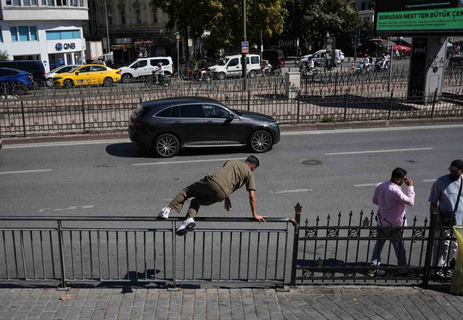 karakoy-de-yayalarin-bariyerlerle-imtihani-alt-gecit-var-kisa-yol-yok