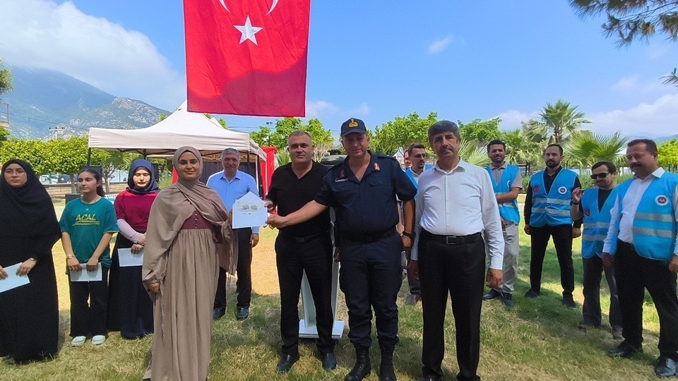anamur-da-umre-odullu-bilgi-yarismasi-kazananlari-odullerini-aldi