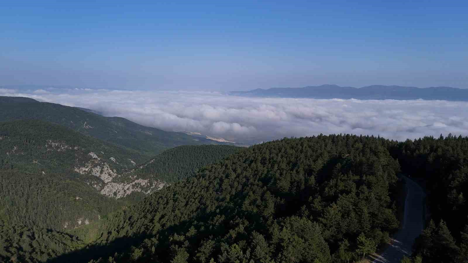 bulut-denizi-ortaya-kartpostallik-manzara-cikardi
