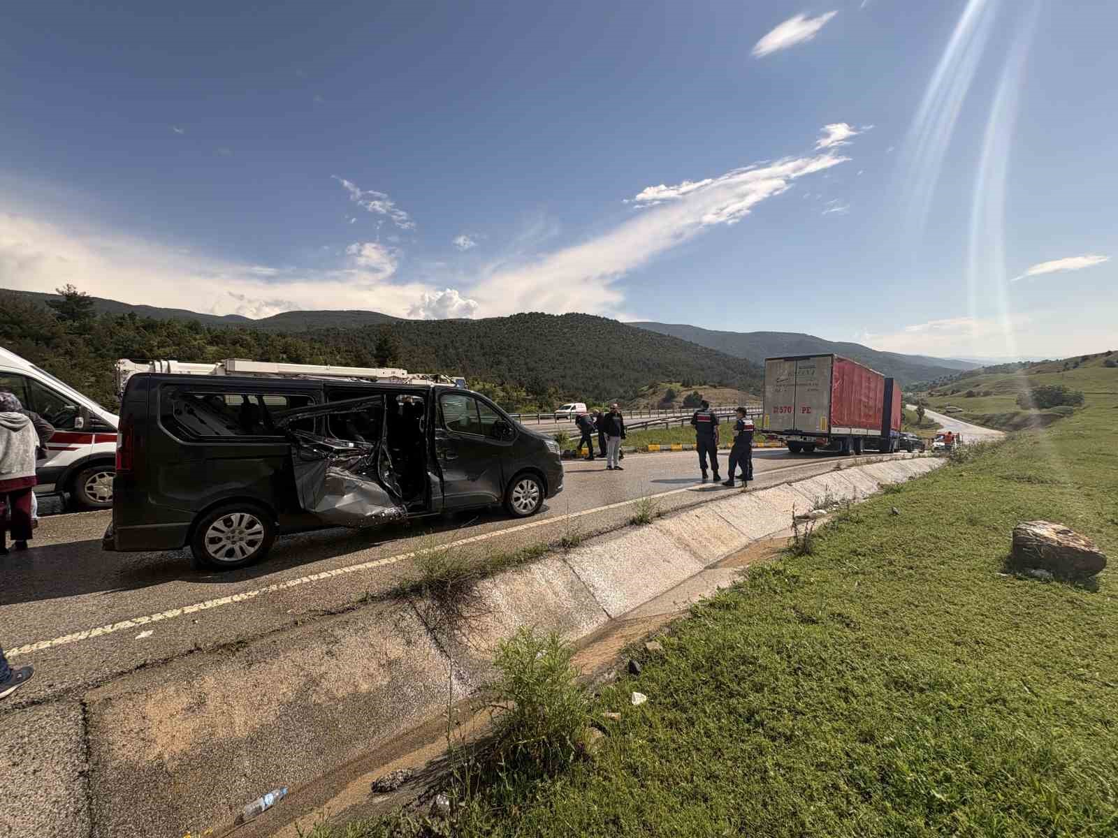 d100-de-kayan-kamyonun-carptigi-minibusteki-5-kisi-yaralandi