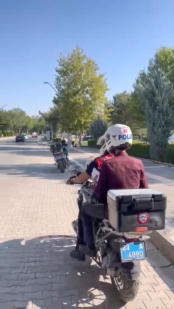 elazig-da-kpss-sinavina-gec-kalanlarin-yardimina-polisler-yetisti