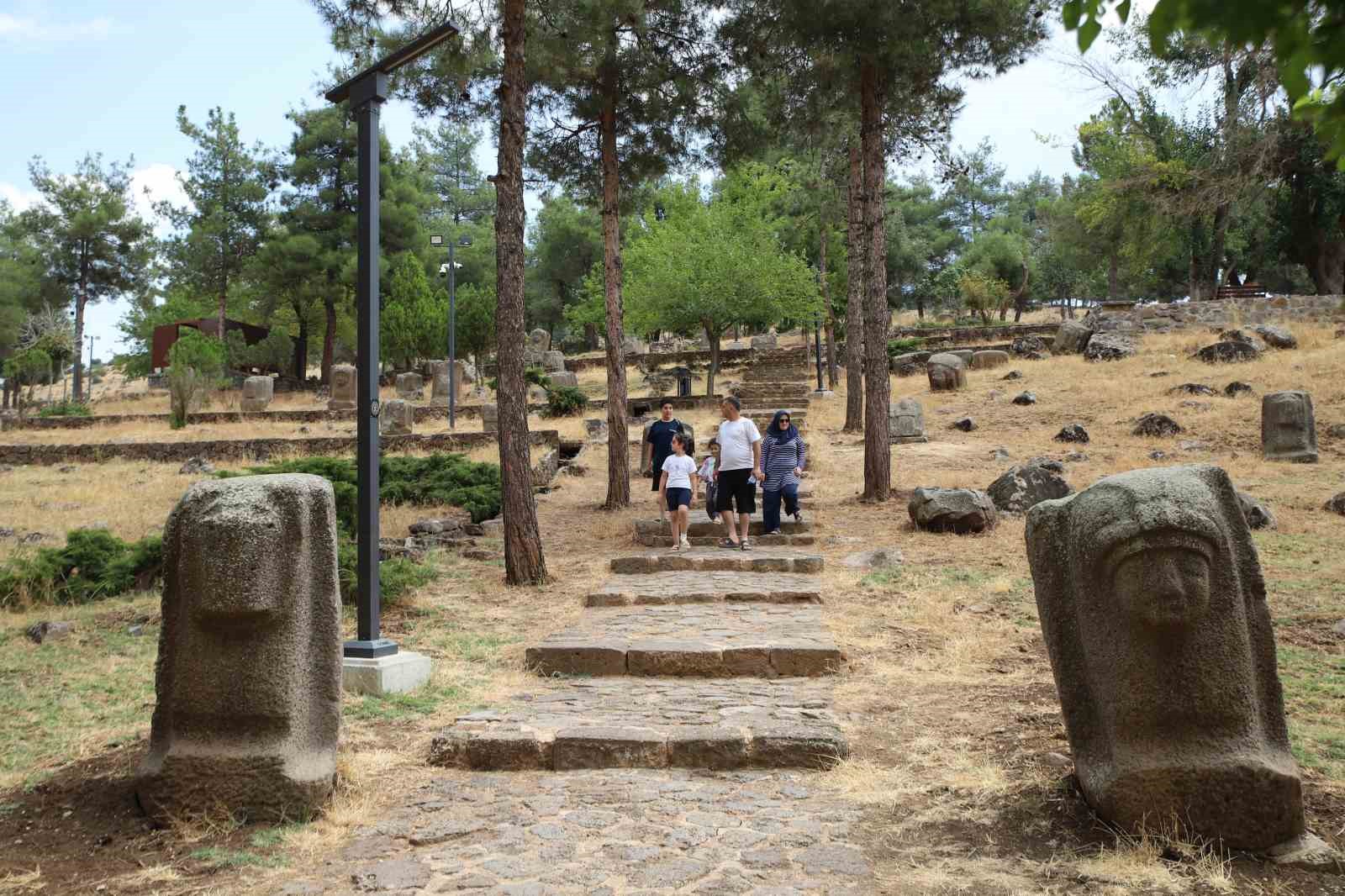 dunyanin-en-buyuk-acik-hava-muzesi-yesemek-ziyaretcilerini-tarihi-yolculuga-cikartiyor