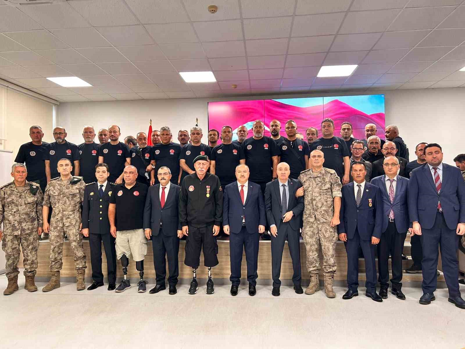 emniyet-genel-muduru-fidan-gazilik-vatan-ugrunda-verilen-mucadelenin-ve-ustlenilen-buyuk-sorumlulugun-serefli-bir-nisanesidir