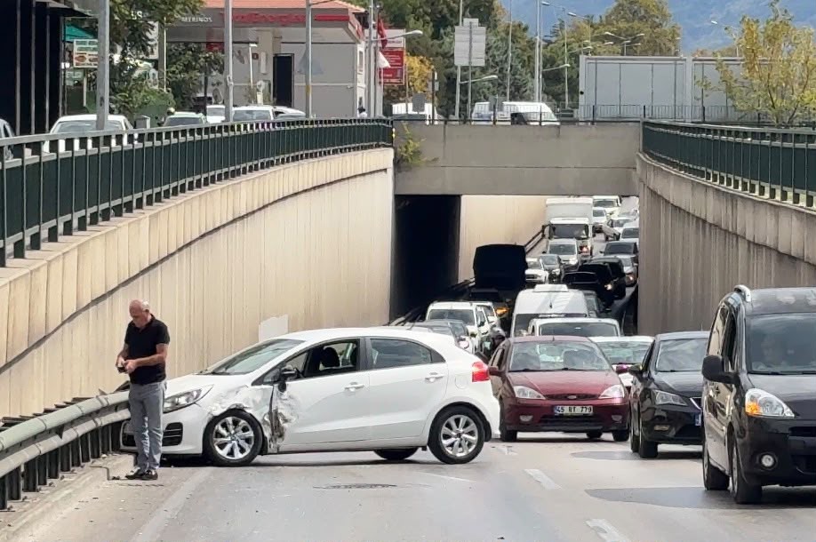bursa-da-alt-gecitte-serit-degistiren-ticari-arac-otomobile-carpti