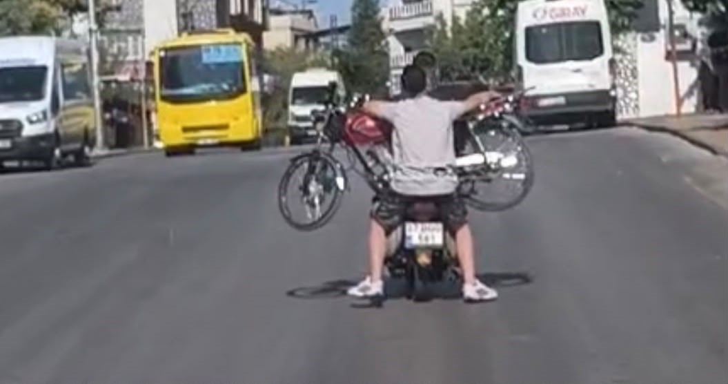 gaziantep-te-ilginc-tasima-yontemi-motosiklet-uzerinde-motosiklet-tasidilar