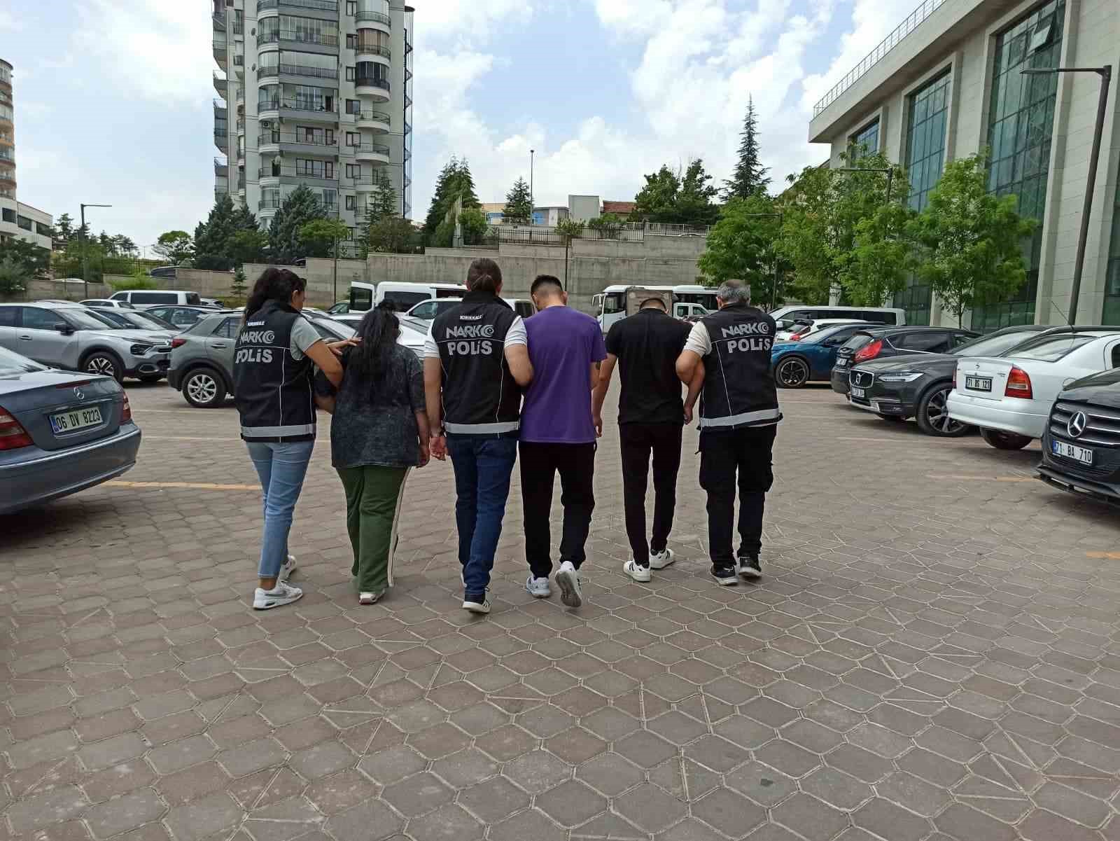 sokak-saticilarina-buyuk-darbe-binlerce-uyusturucu-hap-ele-gecirildi