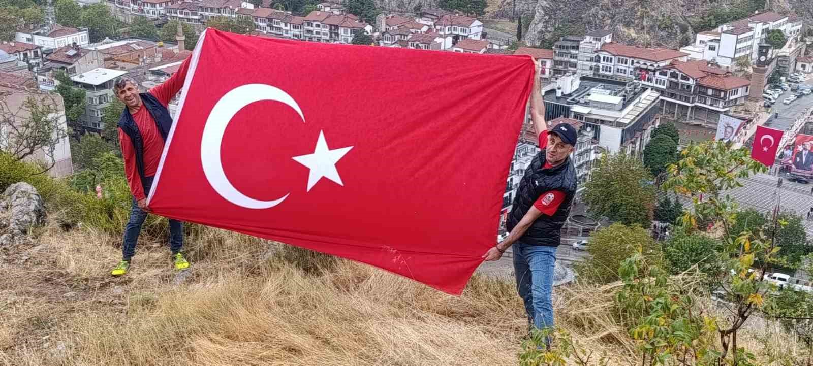 amasya-da-30-agustos-coskusu-iki-vatandas-zirvede-bayrak-acti