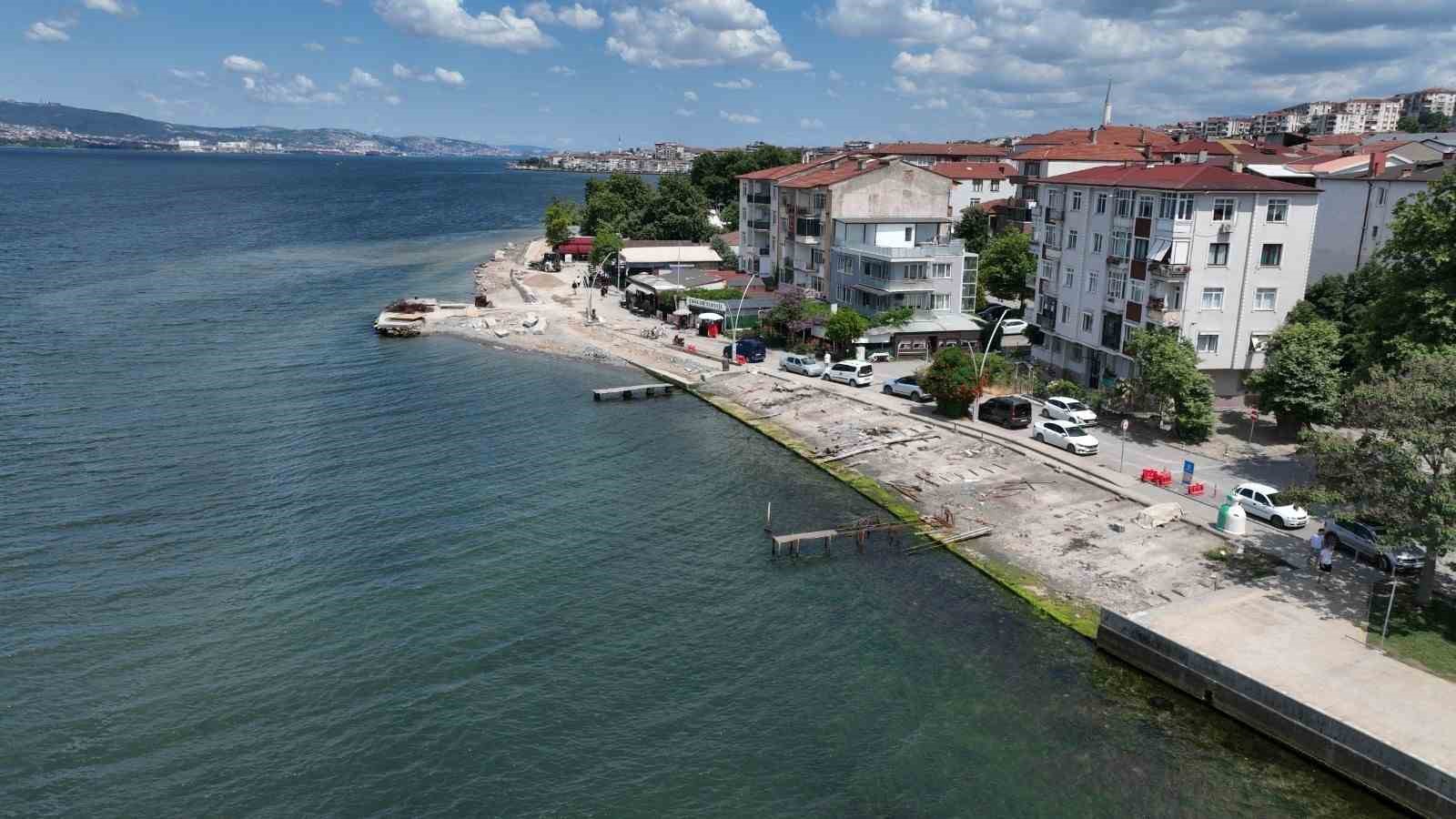 kocaeli-nin-gozde-sahili-degirmendere-de-dalgakiran-ve-yeni-yol-mesaisi