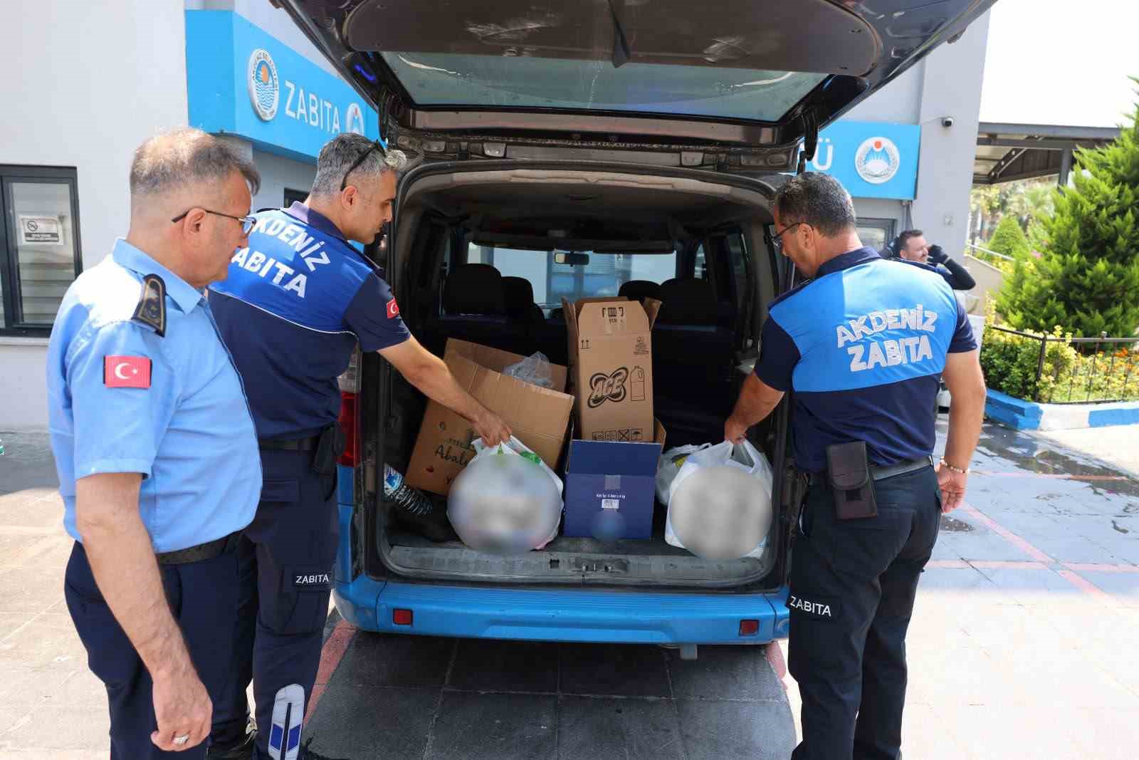 mersin-de-zincir-markette-135-tarihi-gecmis-urun-ele-gecirildi
