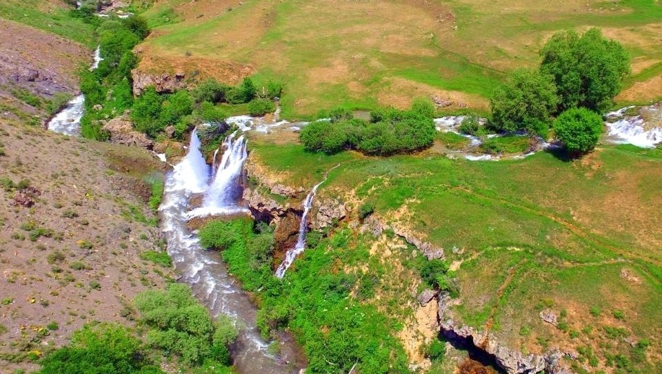 motokroscularin-kamerasindan-erzincan-in-sakli-cenneti-konarli-selalesi