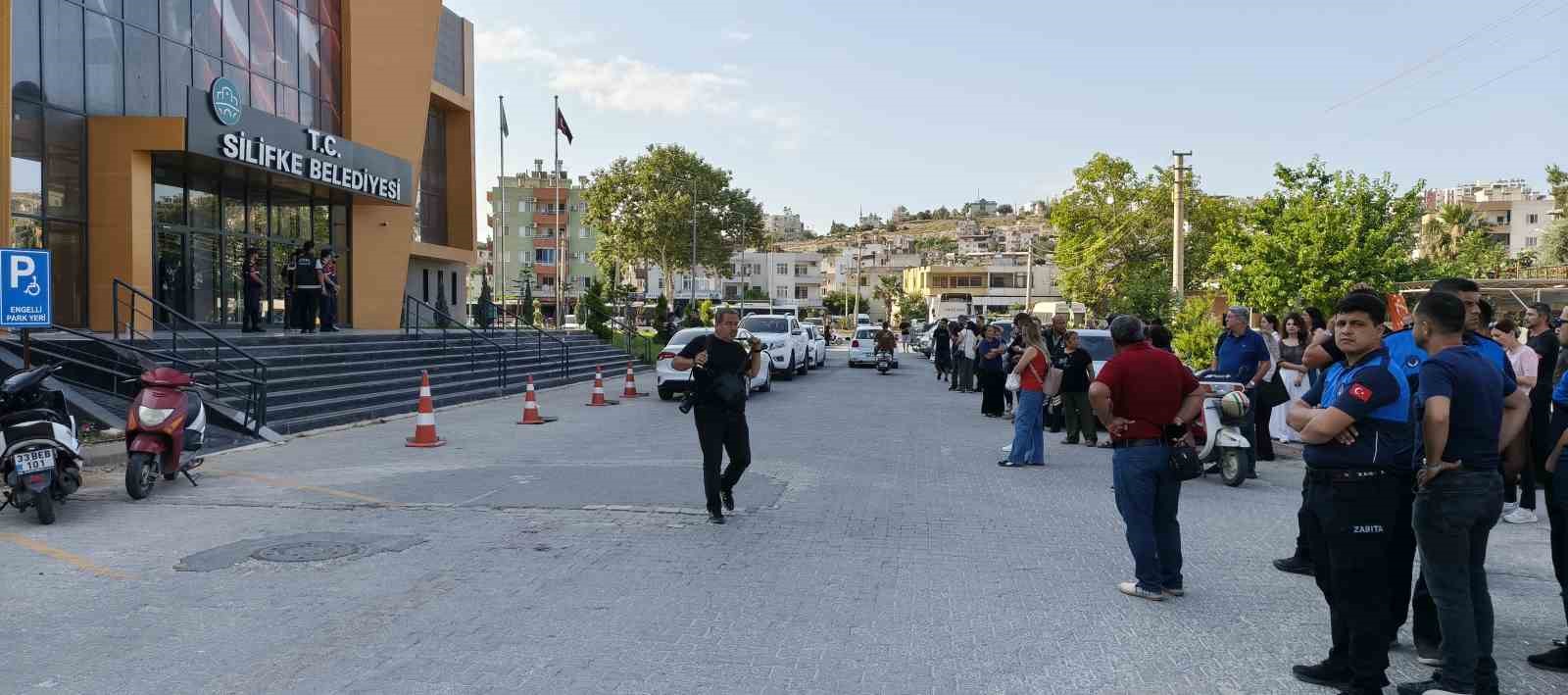 mersin-in-silifke-belediyesi-ne-operasyon-baskan-dahil-cok-sayida-isme-gozalti