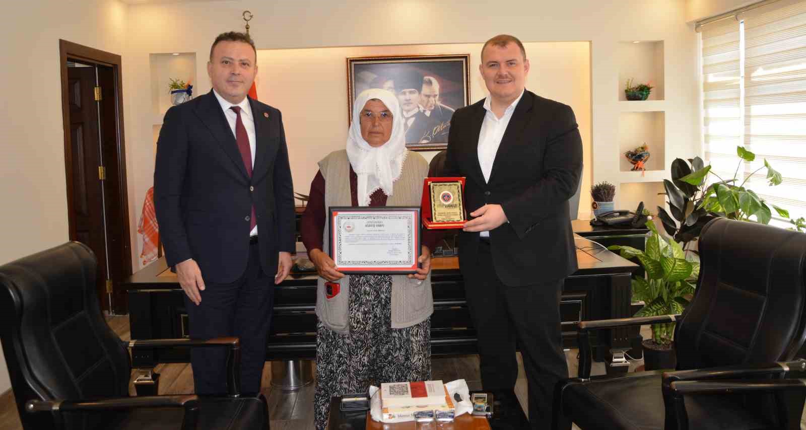 tarlasini-jandarma-asayis-vakfi-na-bagisladi