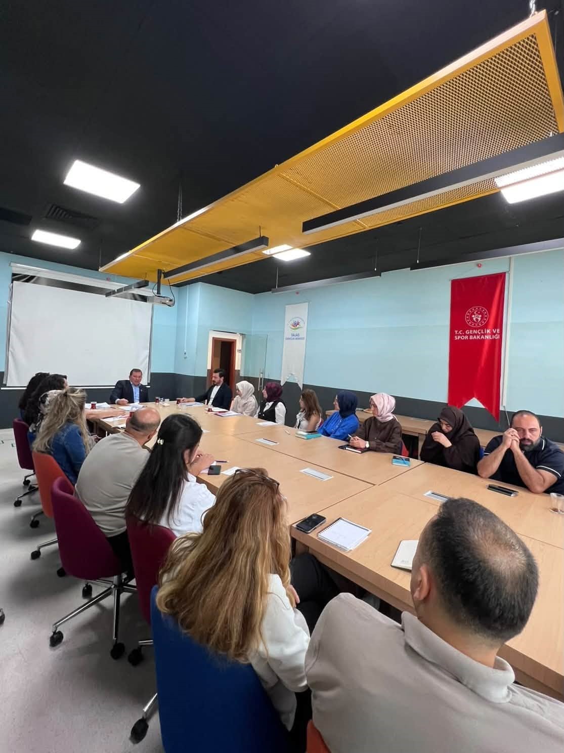 talas-genclik-merkezi-nde-faaliyet-degerlendirme-toplantisi-yapildi