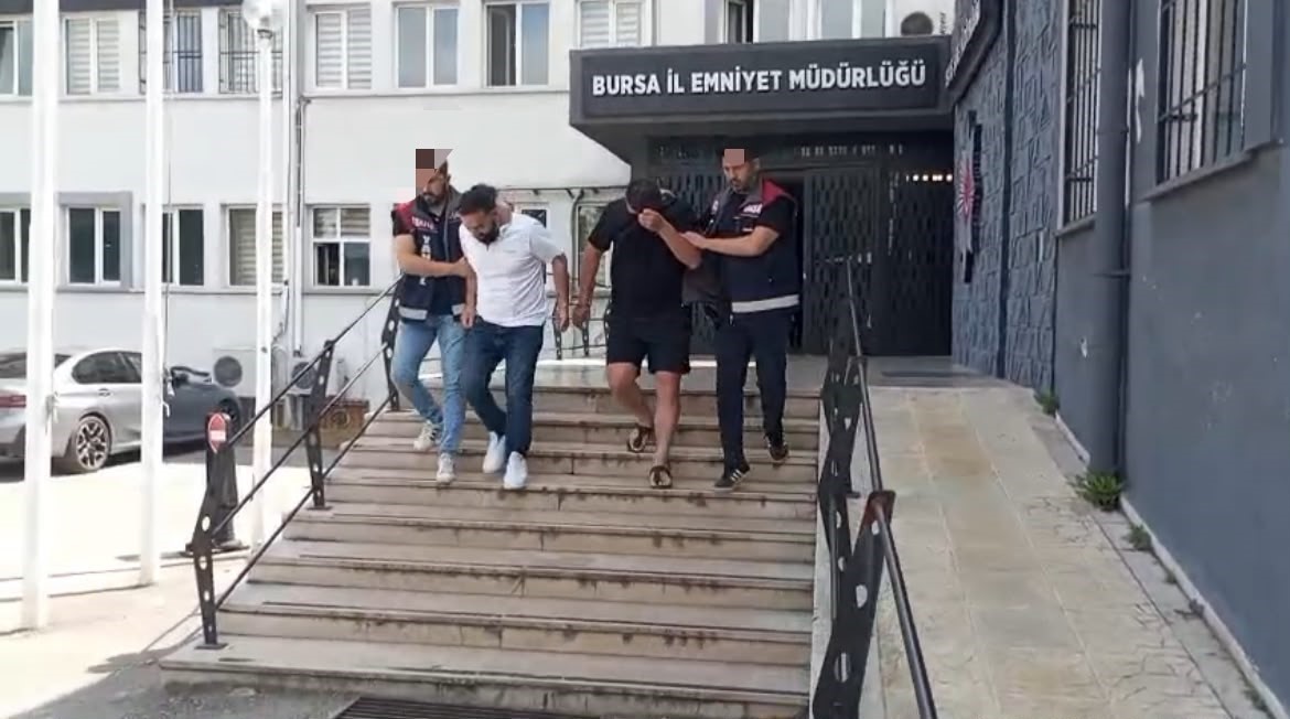 bursa-da-yegenin-zor-durumda-yalaniyla-altin-vurgunu-yasli-kadini-dolandiran-2-supheli-tutuklandi