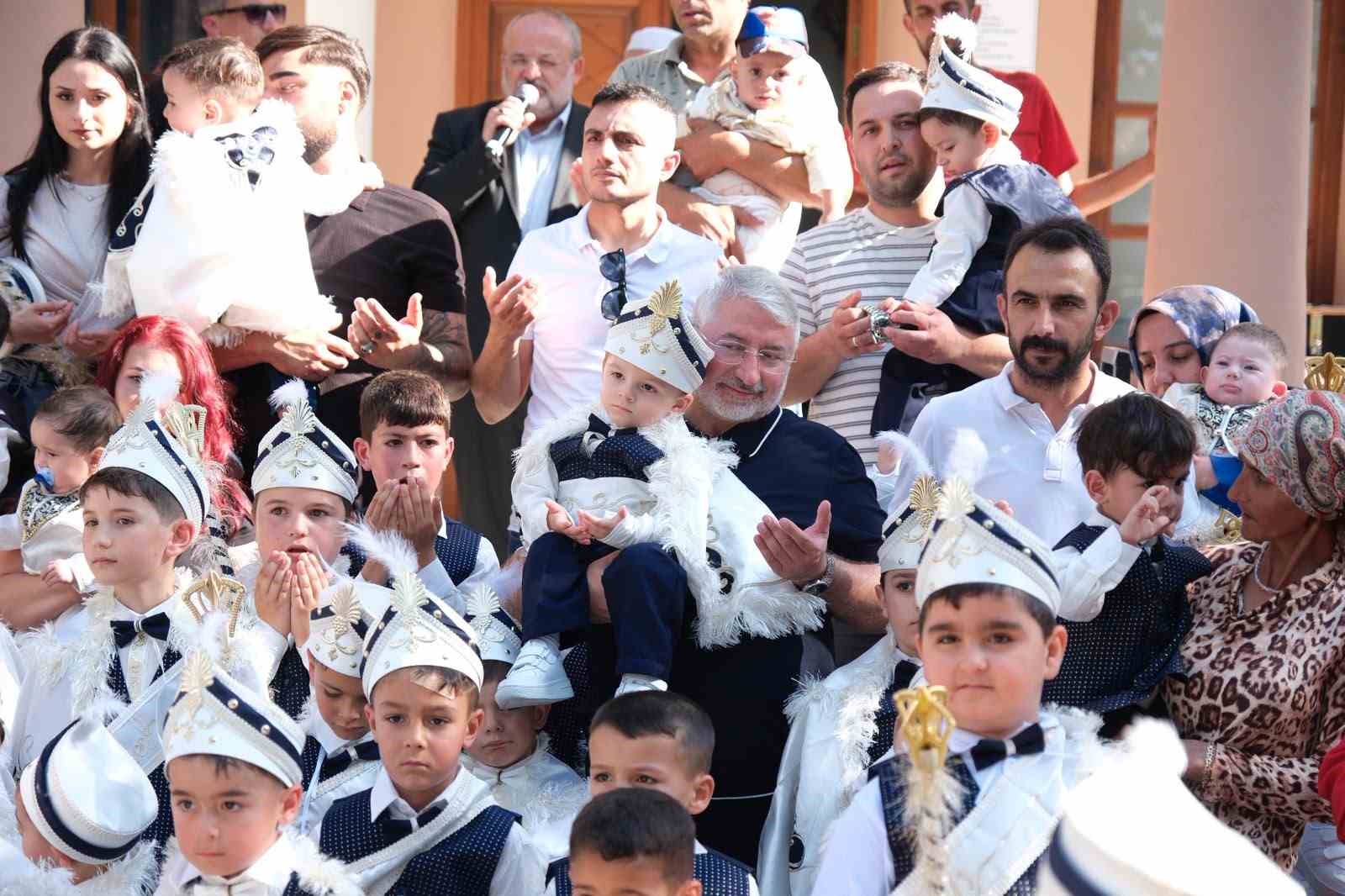 corum-belediyesi-nin-cocuk-senligi-ve-geleneksel-sunnet-soleni-renkli-goruntulere-sahne-oldu