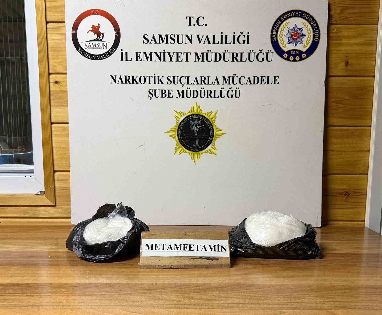 narkotik-kopegi-sila-valizdeki-1-kilo-900-gram-metamfetamini-buldu