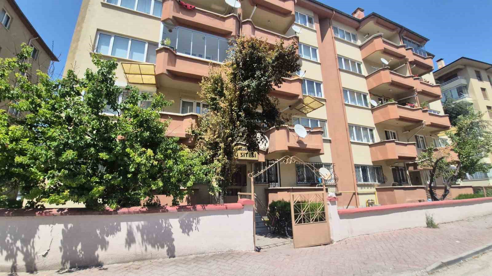 hirsizlarin-hedefi-bu-kez-apartmanin-cati-kapisi-oldu