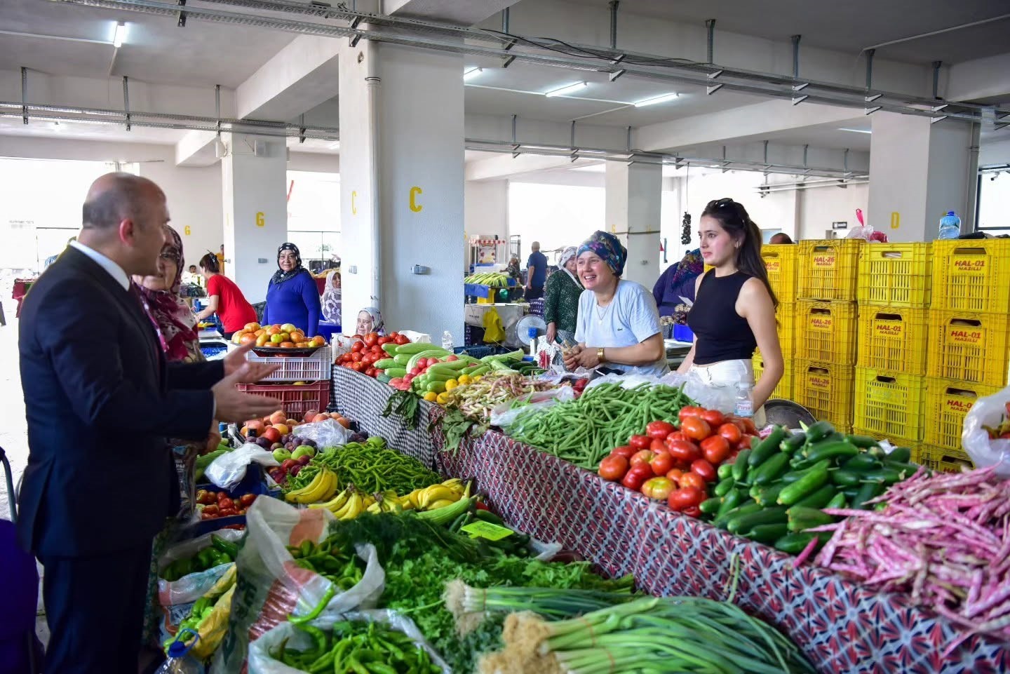 vali-varol-buharkent-te-esnaf-ve-vatandaslarla-bir-araya-geldi