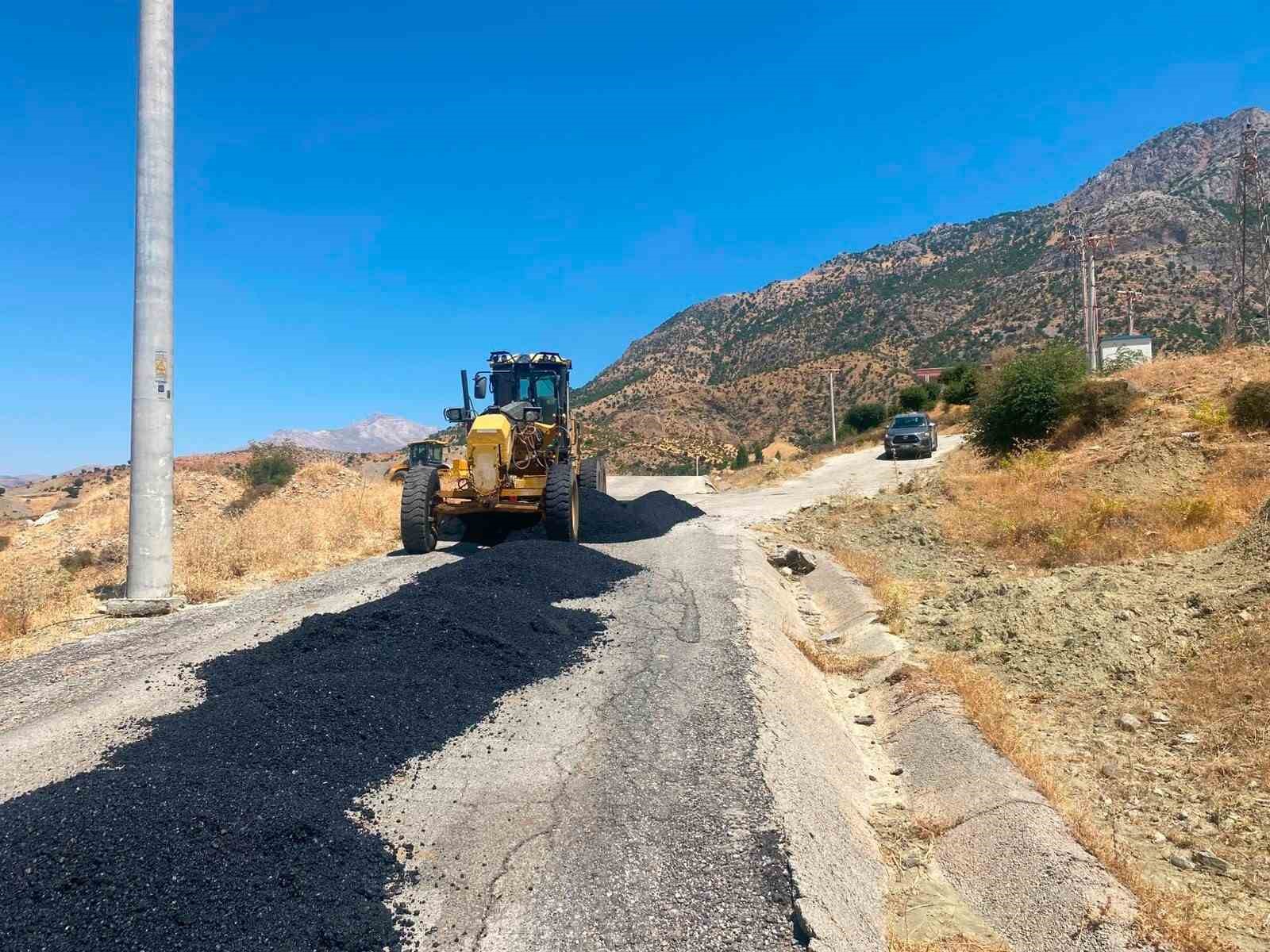 sason-da-koy-yollarinda-asfalt-onarim-calismalari-devam-ediyor