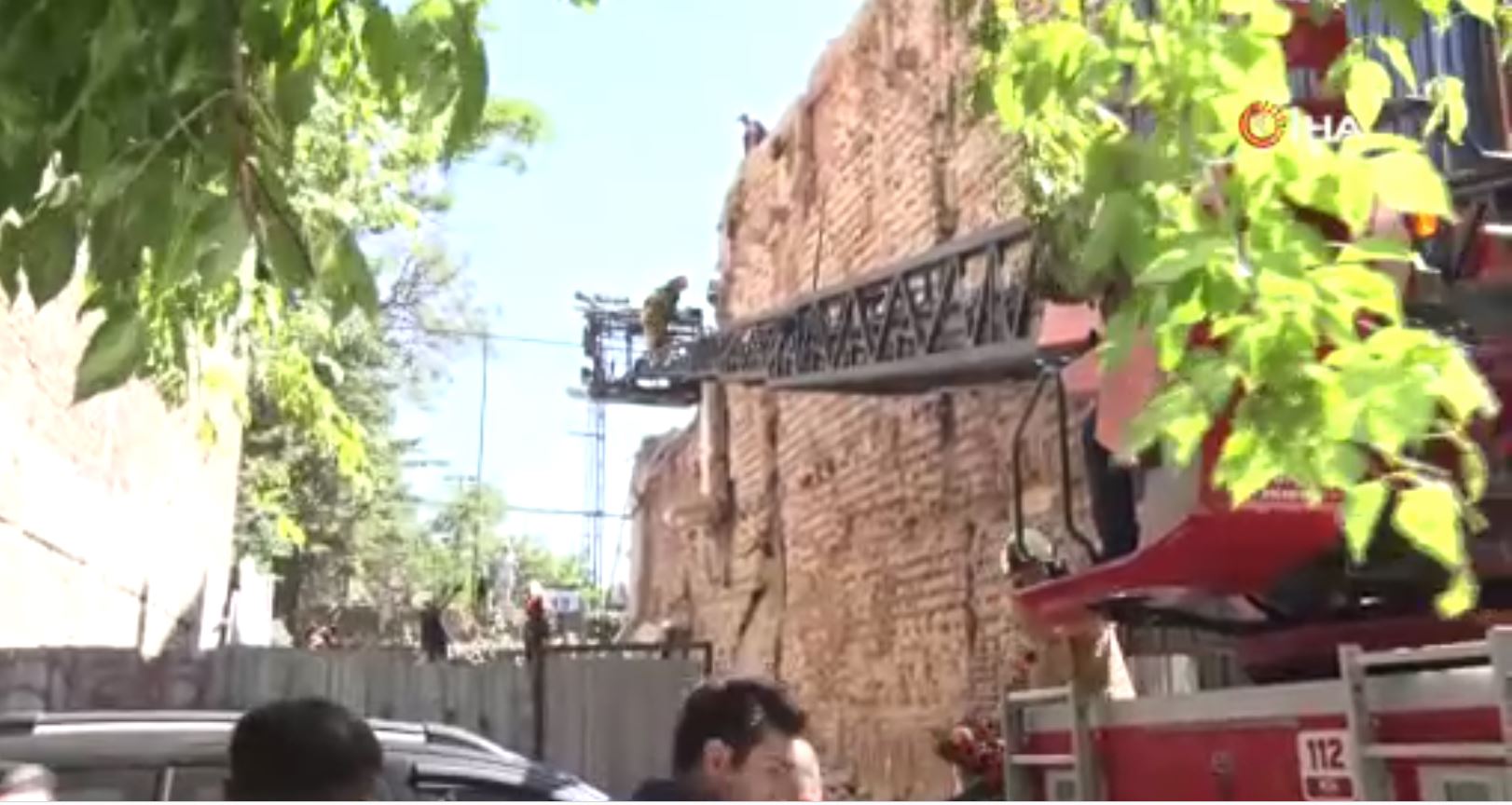 kadikoy-de-yikim-sirasinda-2-isci-gocuk-altinda-kaldi