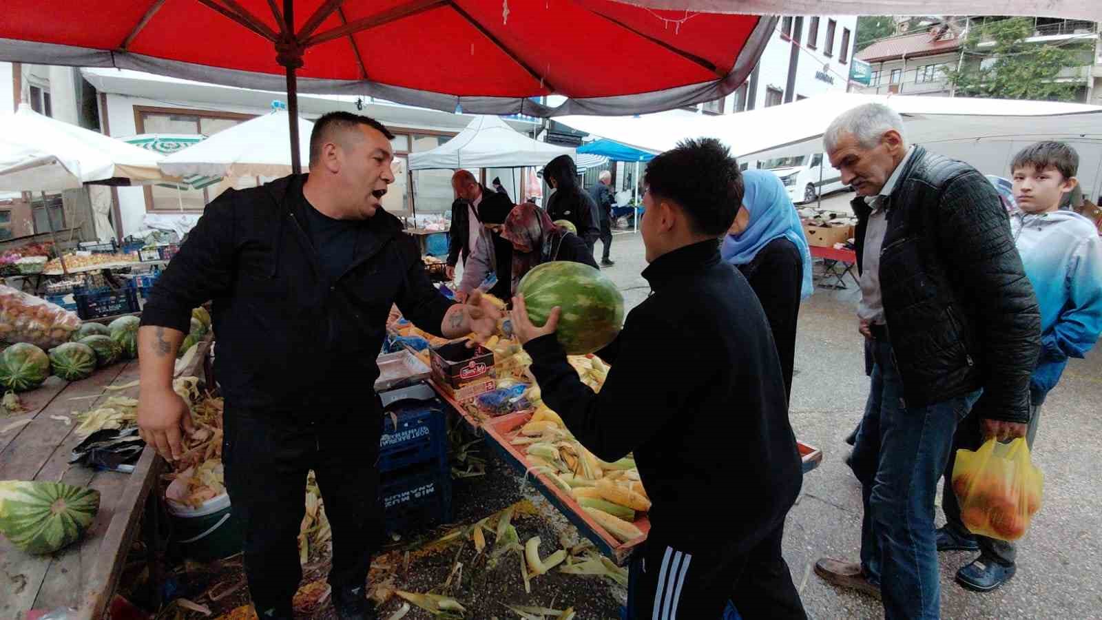 bolu-da-hayirsever-esnaf-1-ton-karpuzu-1-saatte-ucretsiz-dagitti