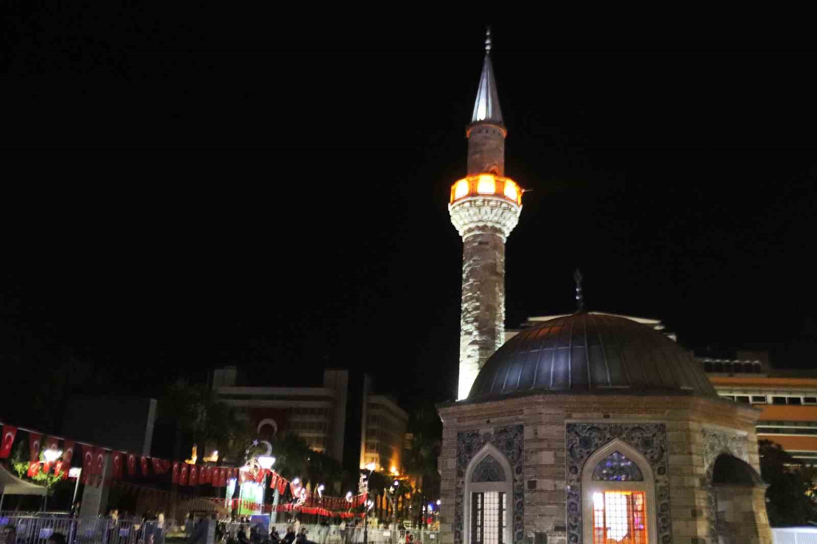 izmir-de-tum-camilerden-ayni-anda-sela-sesi-yukseldi