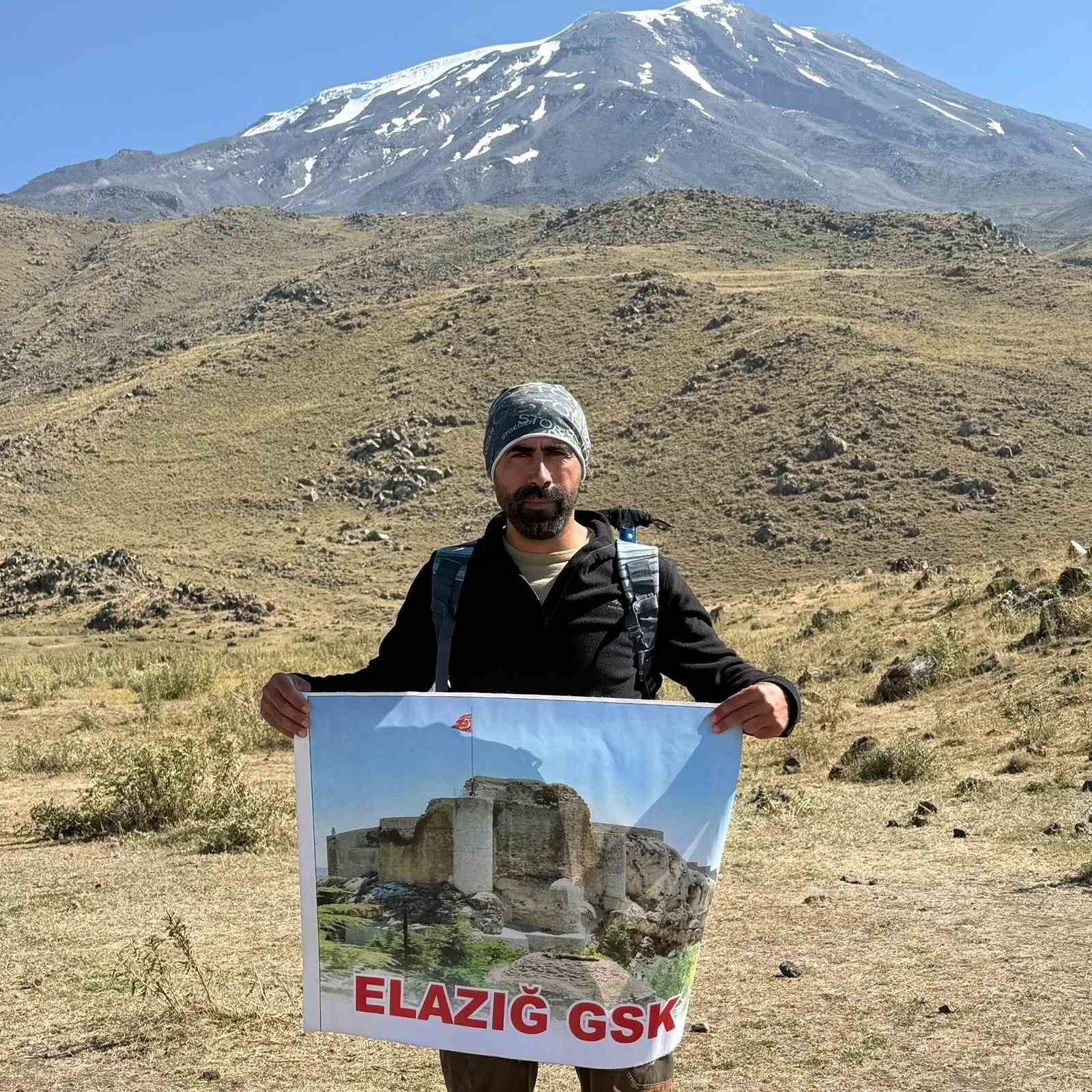 elazigli-sporcudan-agri-dagi-nda-30-agustos-zafer-bayrami-tirmanisi