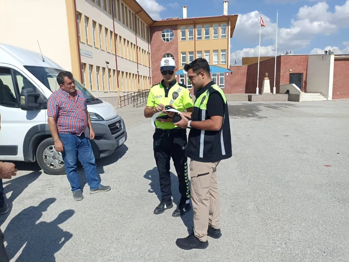 sandikli-da-okul-cevreleri-ve-ogrenci-servisleri-denetlendi