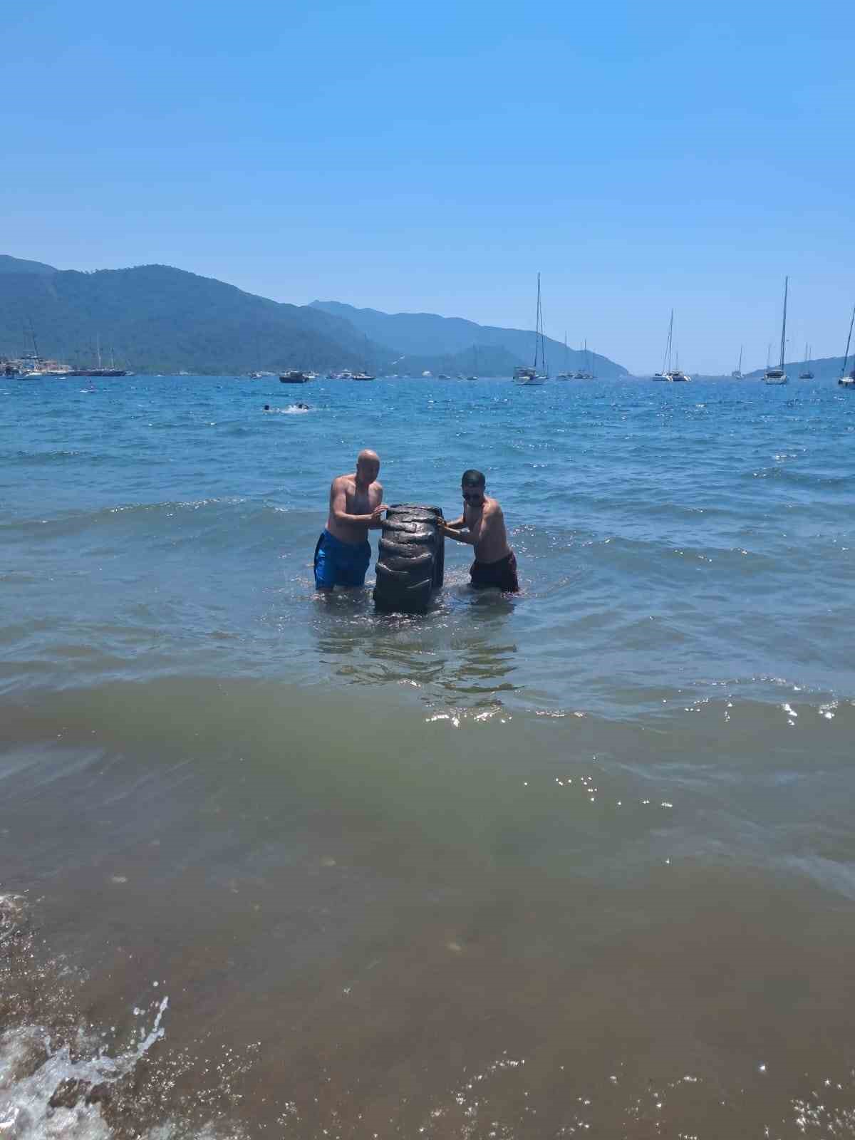 marmaris-halk-plaji-nda-denizden-cikan-dev-lastik-sasirtti