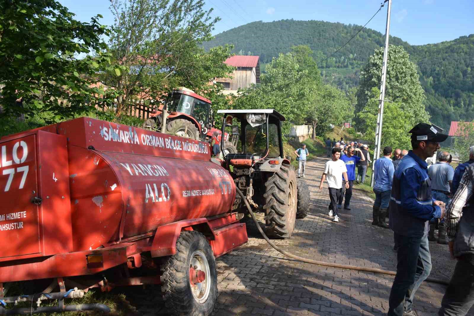 iki-katli-evde-cikan-yangina-vatandasin-su-tankeri-ile-mudahalesi