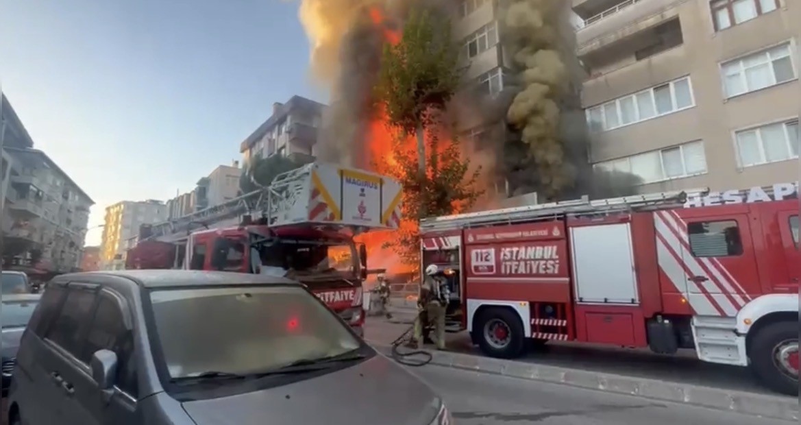 kartal-da-alev-alev-yanan-market-kullanilamaz-hale-geldi
