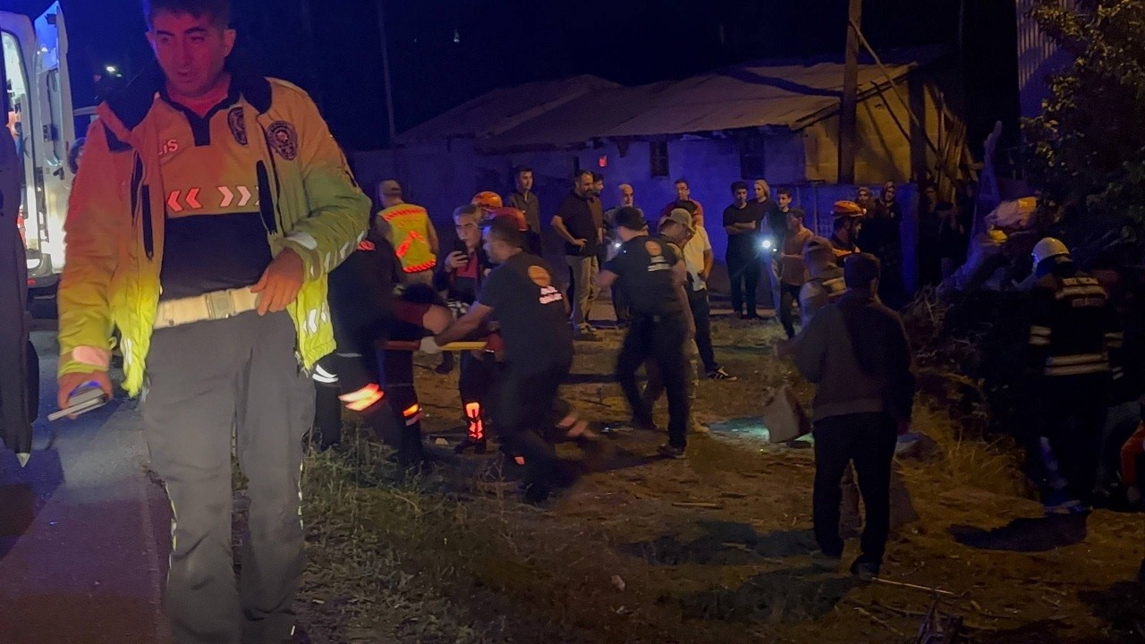erzincan-da-otomobilin-takla-attigi-kazada-kari-koca-yaralandi