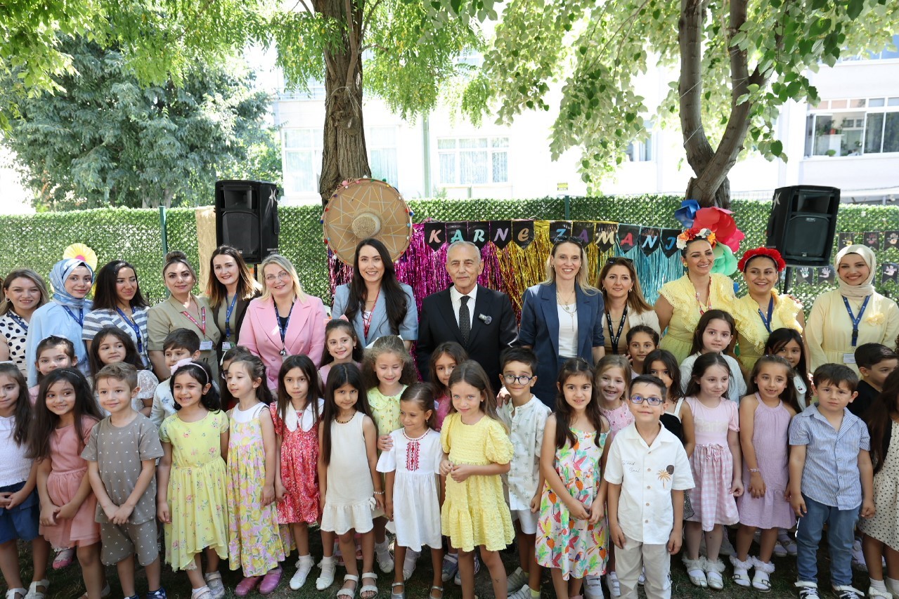 kucukcekmeceli-ogrencilerin-karne-sevinci