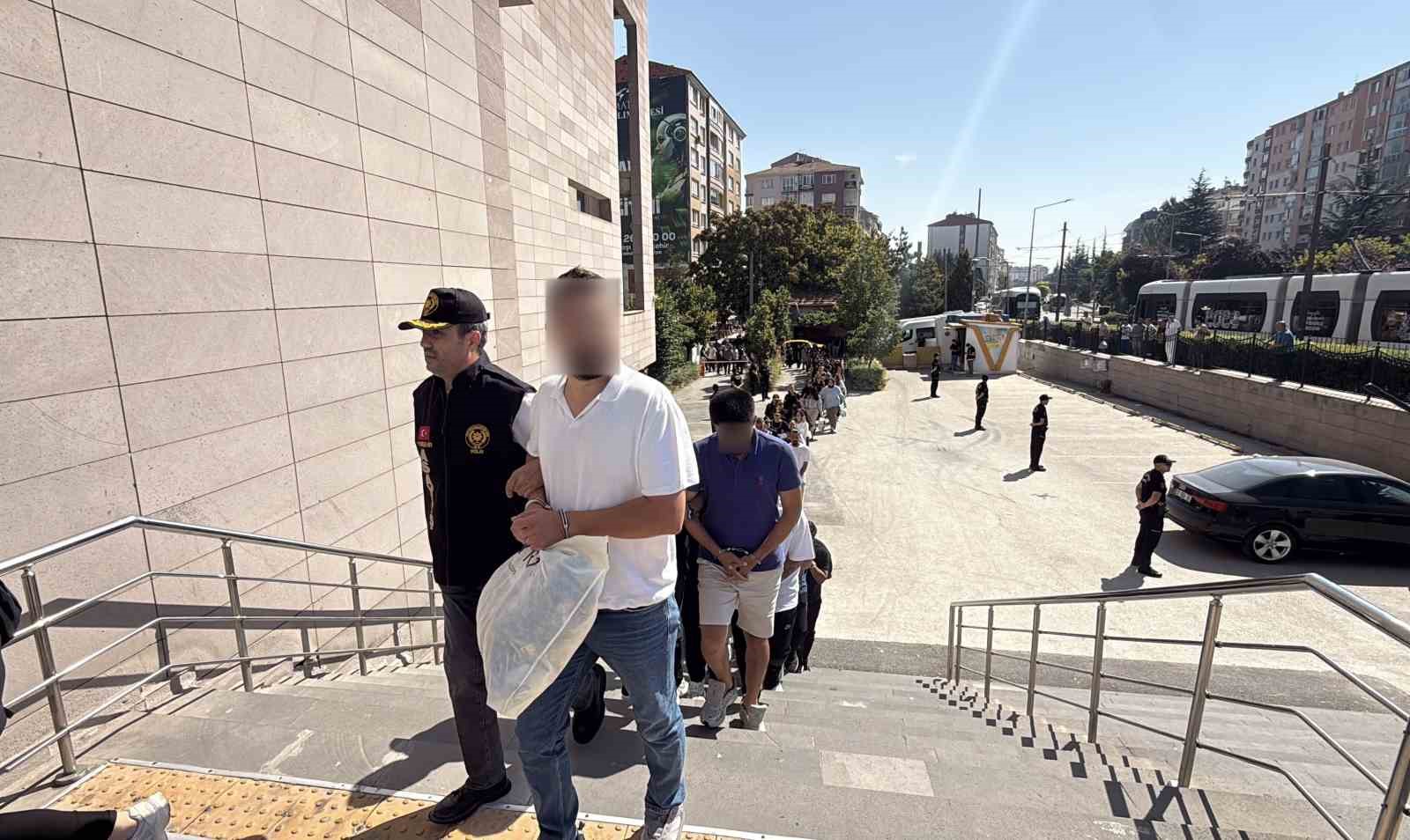 eskisehir-merkezli-dev-dolandiricilik-operasyonunda-yakalanan-90-supheli-adliyeye-sevk-edildi