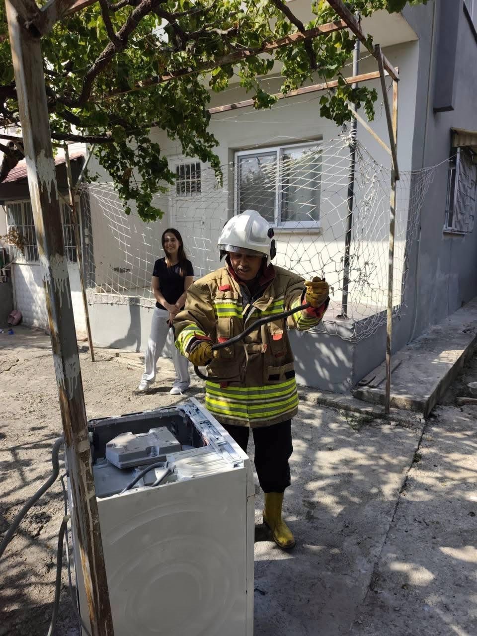 hassa-ve-erzin-de-yerlesim-alanlarina-giren-yilanlari-itfaiye-yakaladi