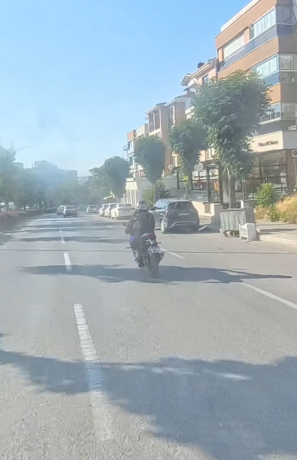 eskisehir-de-motosiklet-surucusunun-tehlikeli-sovu-kask-kamerasina-yansidi