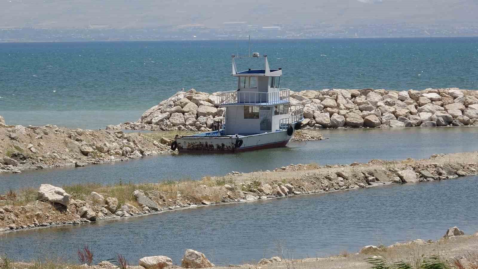 van-golu-havzasi-nda-su-seviyeleri-yagislarla-yukseldi