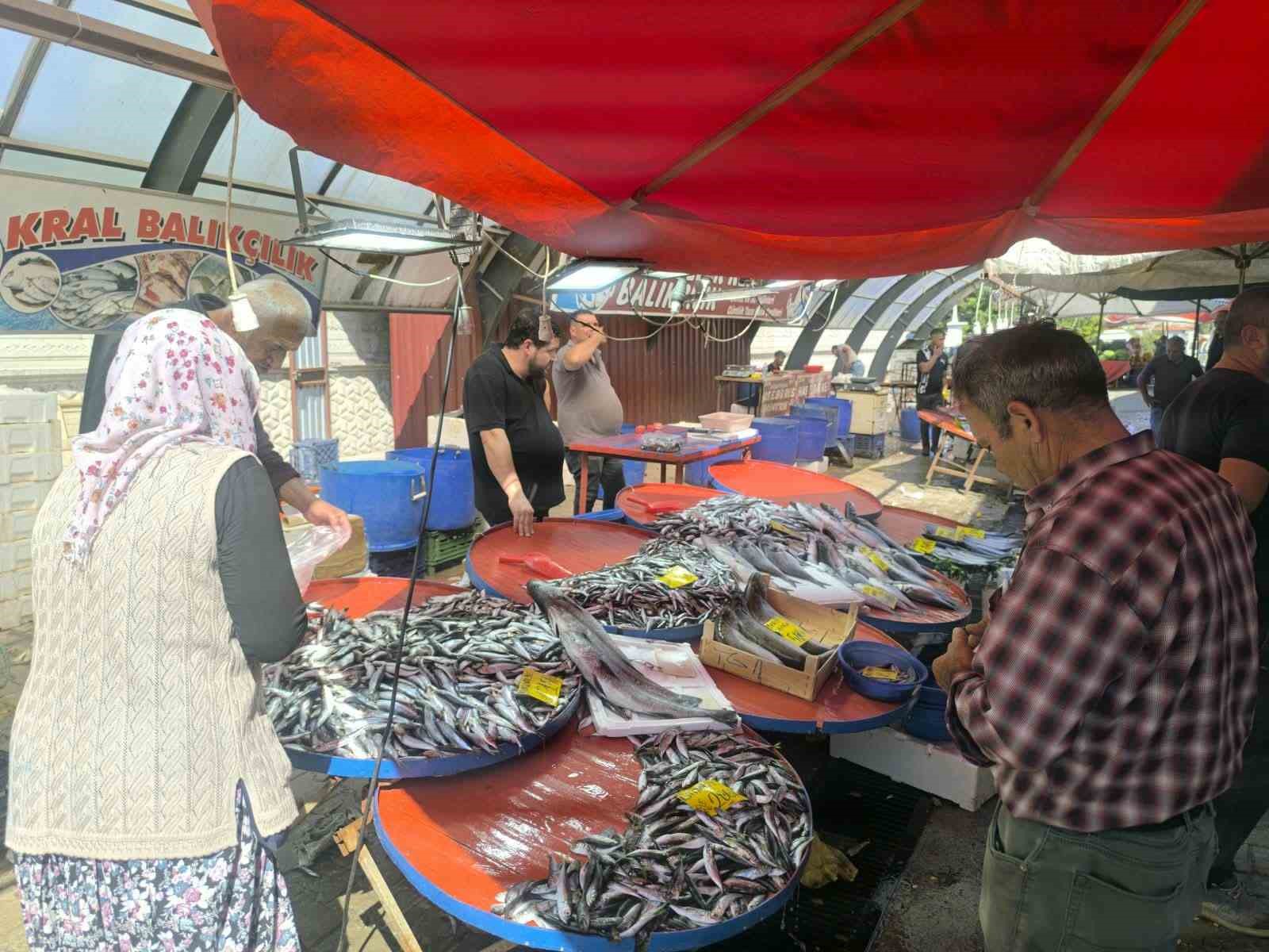afyonkarahisar-da-balikci-tezgahlarinda-hareketlilik-basladi