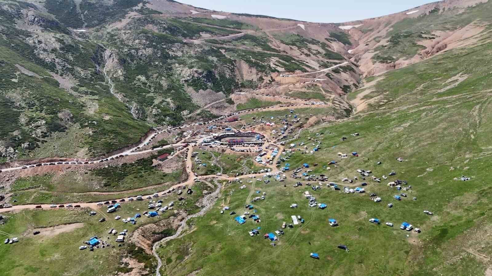 3-bin-rakimdaki-salikvan-yaylasi-nda-boga-guresleri-nefes-kesti