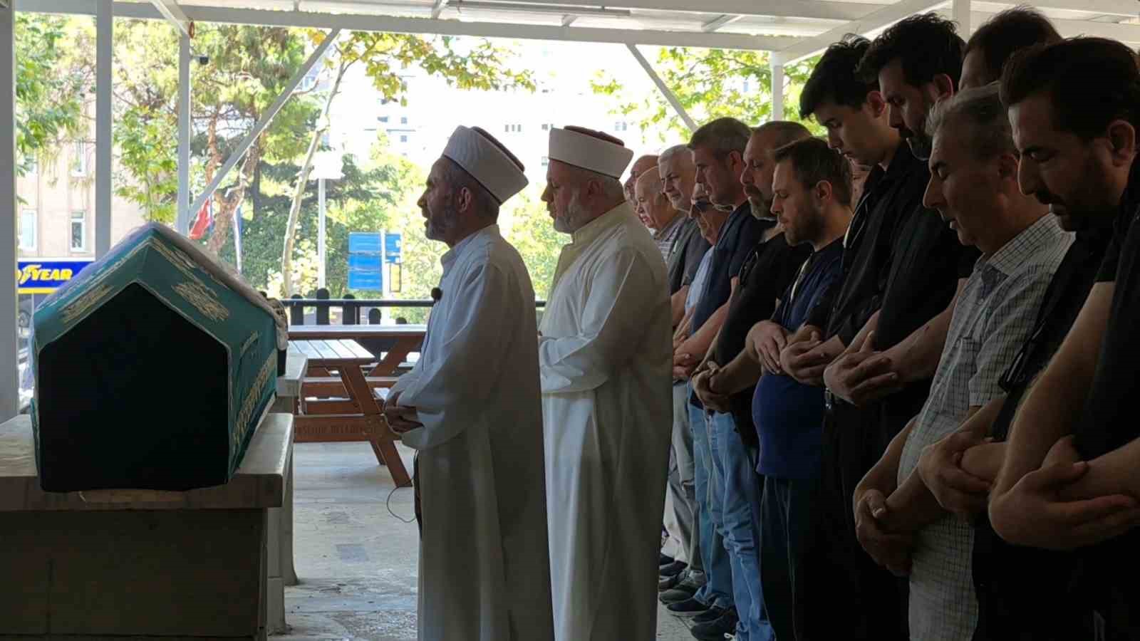 bostanci-da-5-kattan-duserek-hayatini-kaybeden-genc-kiz-son-yolculuguna-ugurlandi