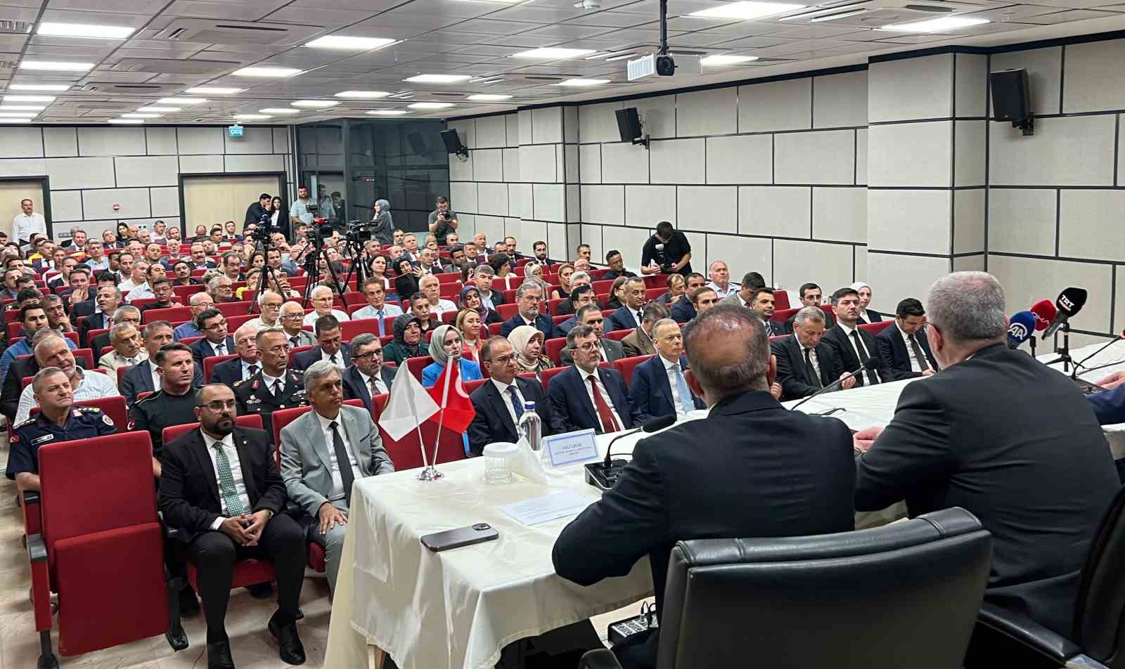 bakan-bolat-2025-yili-itibariyla-mal-ihracatimizi-273-2-milyar-dolara-yukselterek-cumhuriyet-tarihimizin-en-yuksek-ihracat-seviyesine-ulastik