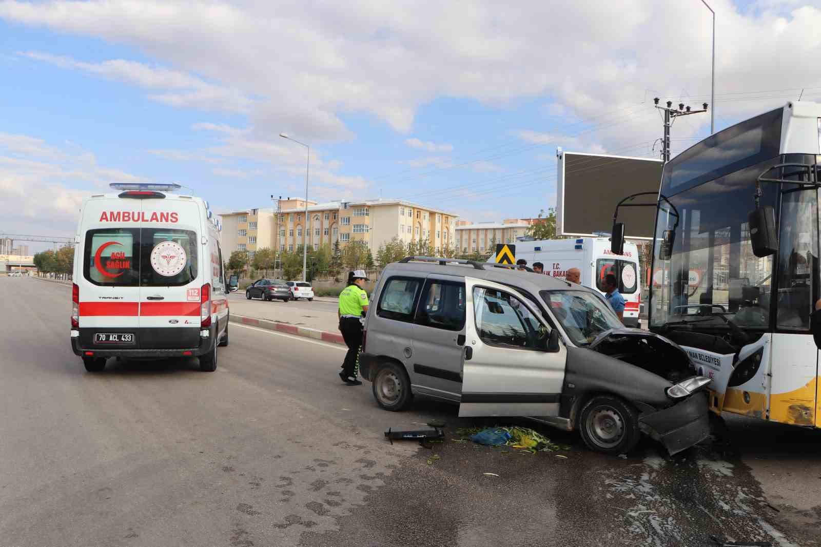 karaman-da-halk-otobusu-ile-ticari-arac-kafa-kafaya-carpisti-5-yarali