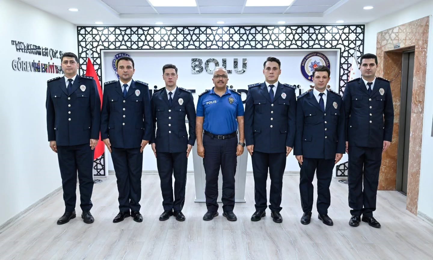 bolu-da-baskomiserlige-terfi-eden-polislere-rutbeleri-takildi