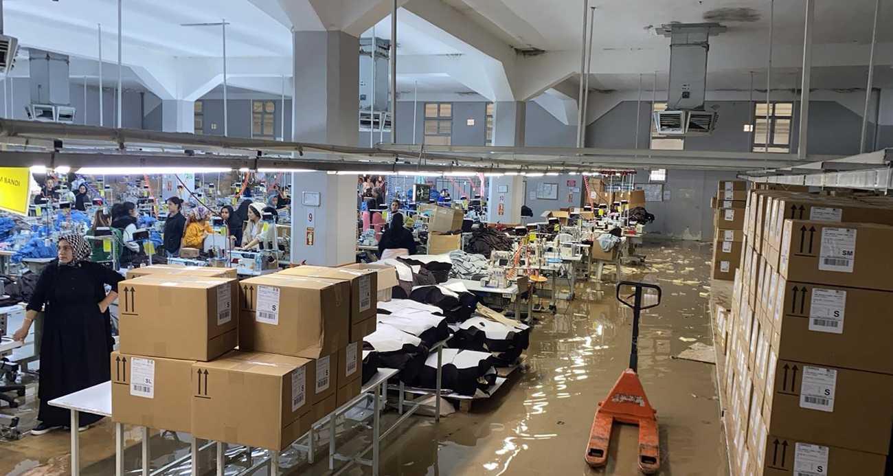 Şanlıurfa’da sağanak yağış fabrikayı göle çevirdi